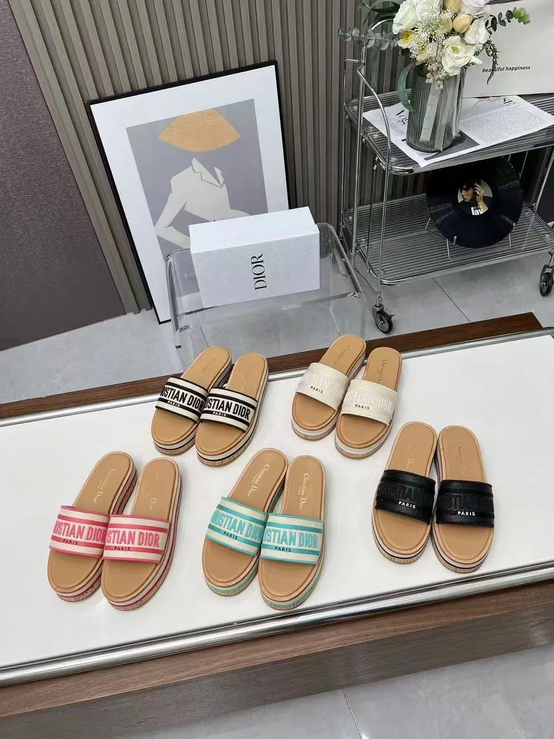 👟👟Ex-factory price 420👟👟 Dior's new spring and summer IVIETA DWAY jelly-colored flat-soled one-slip women's shoes with CD letter logo three-dimensional embroidery thick-soled round-toe open-toe slippers. The original version is developed to be the top version on the market. It feels soft and delicate on the feet and is extremely comfortable. Material: Upper imported raffia electric embroidery high-temperature water-soluble cotton technical fabric + water-dyed cowhide foot pad lining + original consistent combination outsole Outsole: original outsole Size: 35-42 (40.41.42 custom-made, non-refundable and non-exchangeable)